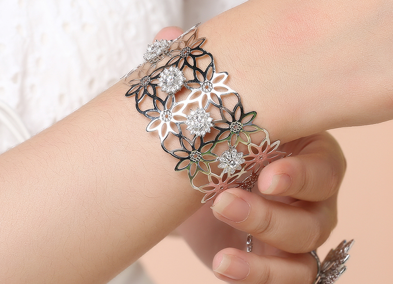 Vòng tay nữ có thiết kế hình bông hoa